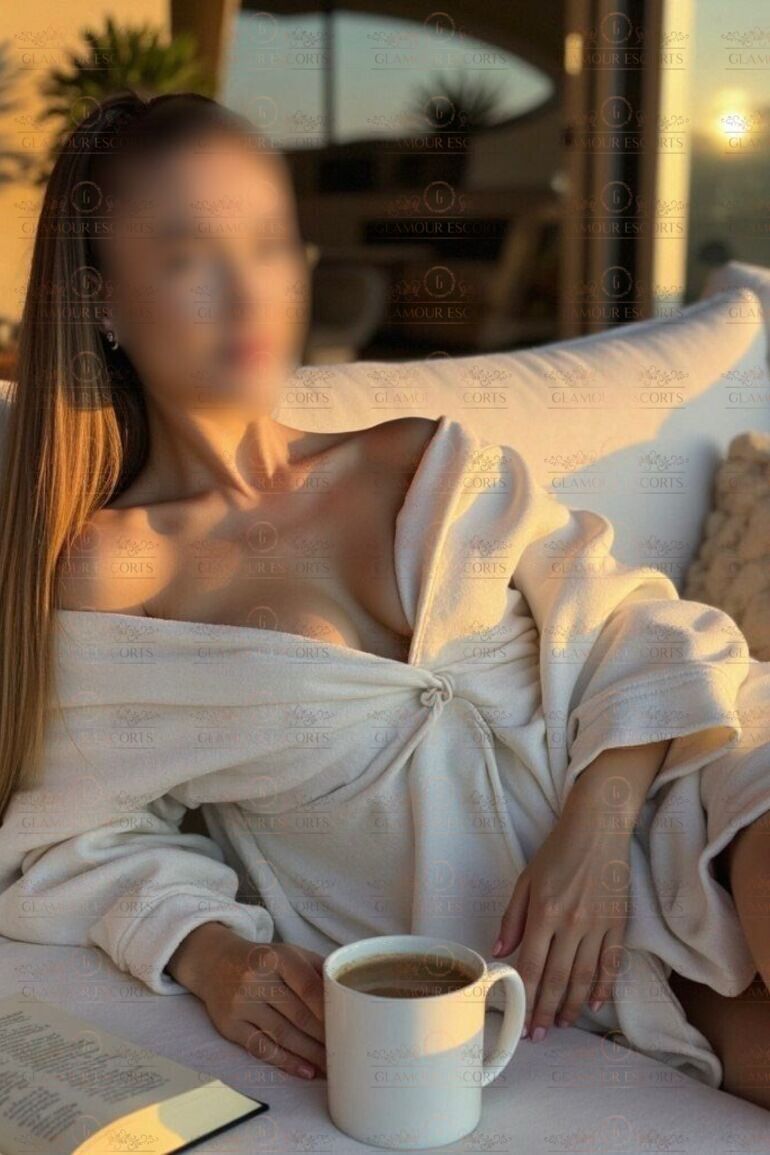 Rachel-escort-in-athens-city-tour-in-athens-blur(1)