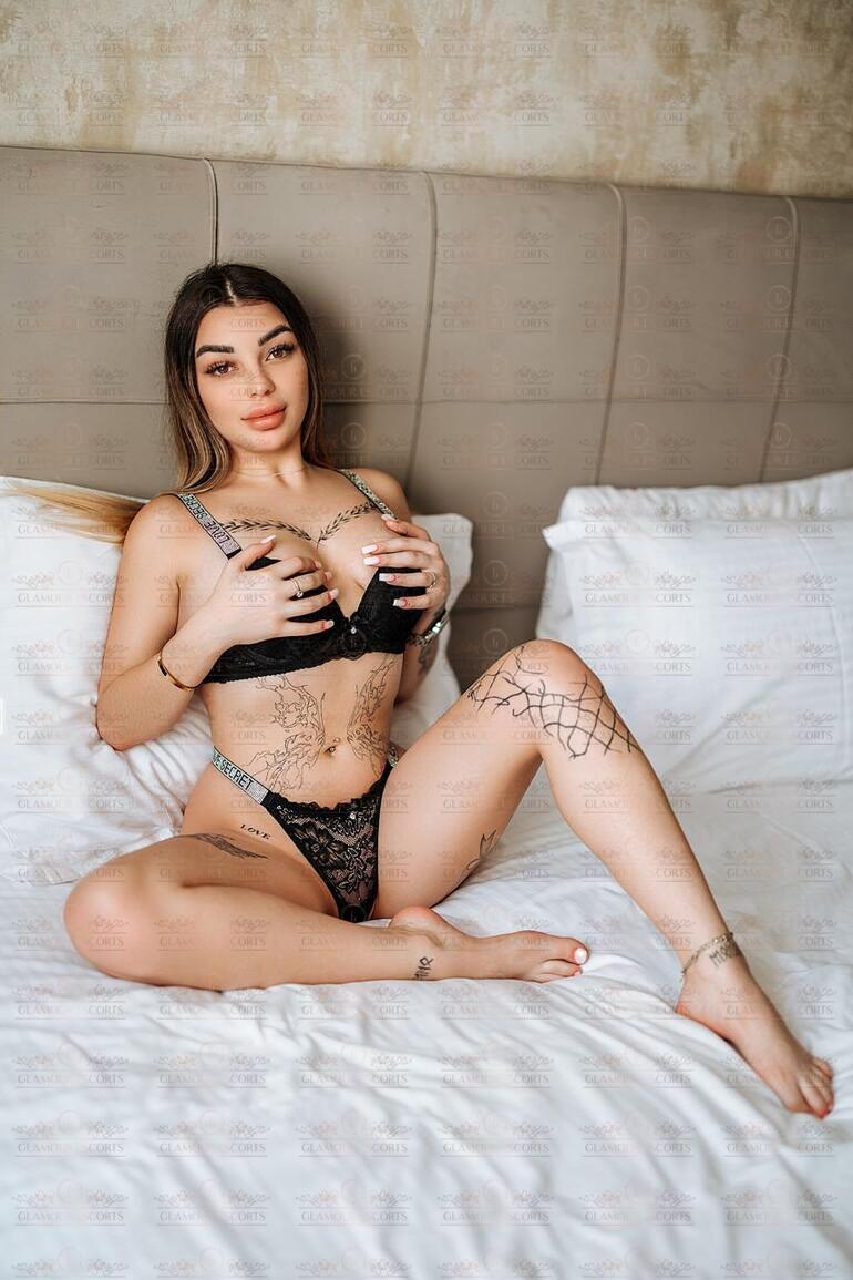 Jena-escort-in-athens-city-tour-in-athens (1)