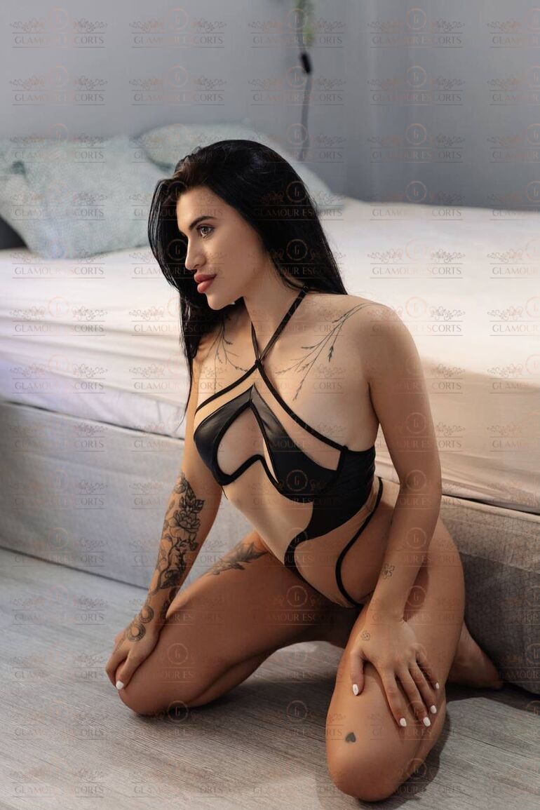 Mira-3-escort-in-athens-city-tour-in-athens (2)